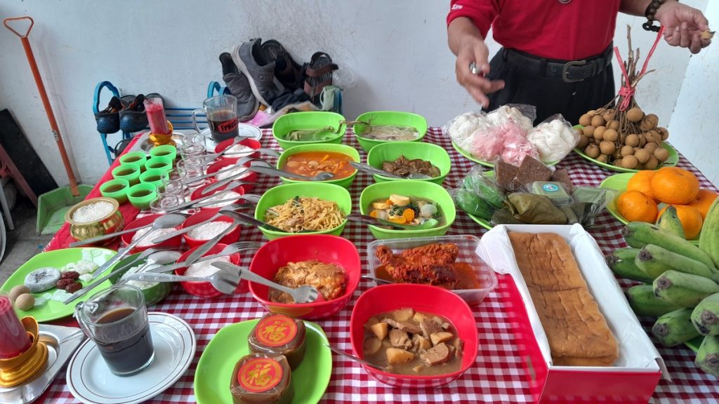 Altar persembahan untuk leluhur dan dewa (Foto: Dok. Nadiah)