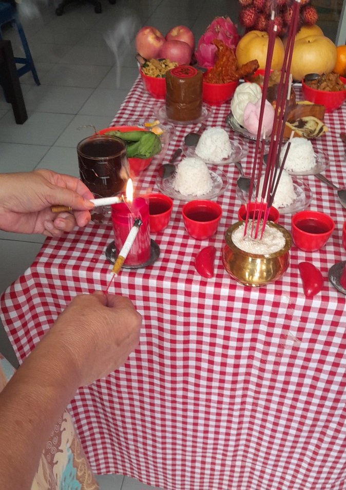Altar berisikan makanan kesukaan leluhur (Foto: Dok. Nadiah)