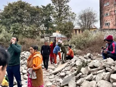 Masyarakat berkumpul di area terbuka untuk mewaspadai gempa susulan di China. Foto : GETTY IMAGES
