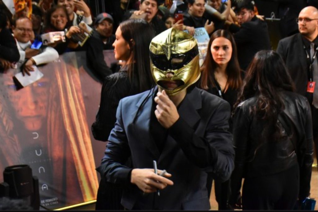 Menggunakan topeng emas (Foto: Carlos Tischler/ Eyepix Group/Future Publishing via Getty Images