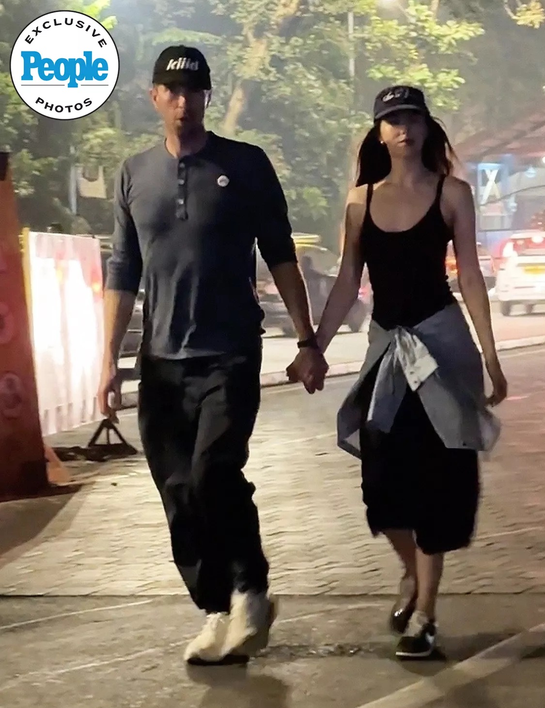 Chris Martin dan Dakota Johnson di India (Foto: BACKGRID)