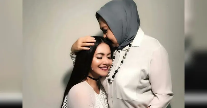 Firasat Denada Sebelum Ibunya, Emilia Contessa Meniggal