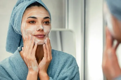 Keseringan Cuci Muka Pakai Sabun Bisa Bikin Wajah Cepat Tua