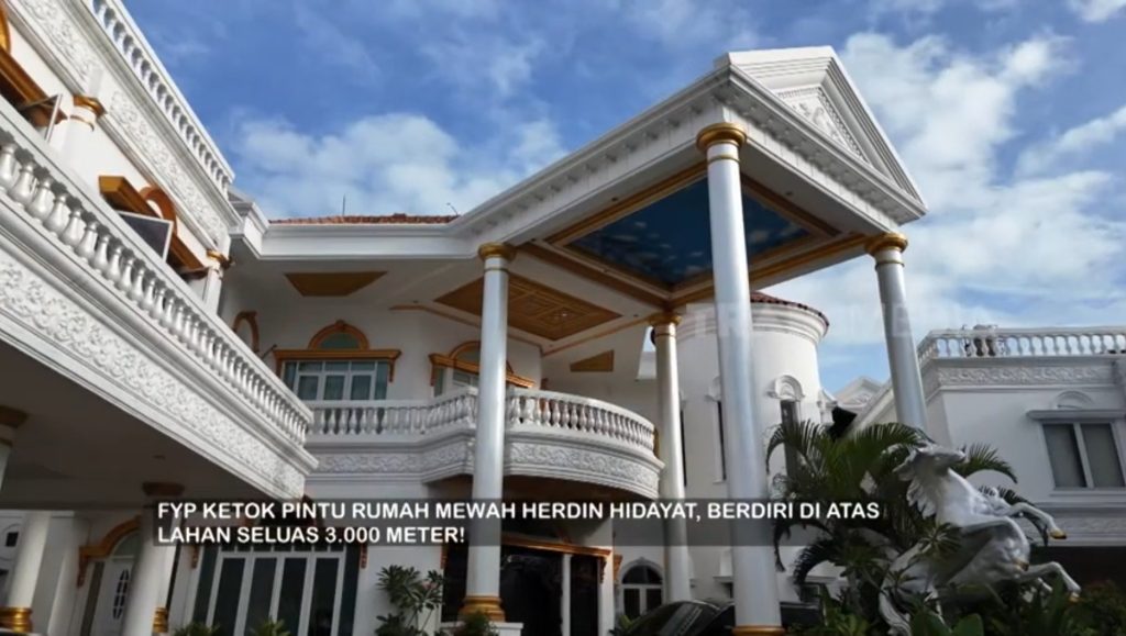 Penampakan bangunan rumah Herdin Hidayat (Foto: YouTube/Trans7 Official)