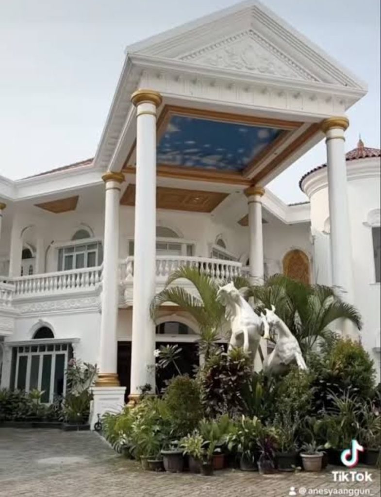 Penampakan depan rumah (Foto: TikTok/anesyaanggun_)