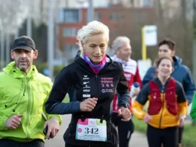 Hilde Dosogne (tengah) saat berlari untuk pecahkan Guinness World Records (Foto: Dok. World Record Academy)