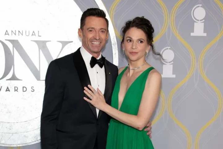 Absen Golden Globes, Hugh Jackman Kencan dengan Sutton Foster