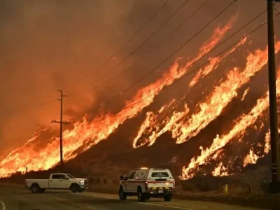 Kebakaran baru melanda Los Angeles bagian Utara (Foto: Frederic J Brown/AFP)