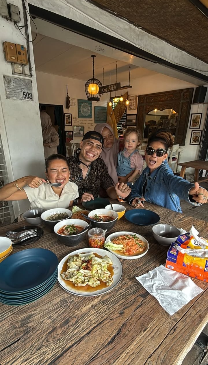 Keseruan Aisar berkunjung ke restoran mertua Jennifer (Foto: Instagram/aishar_khaledd)