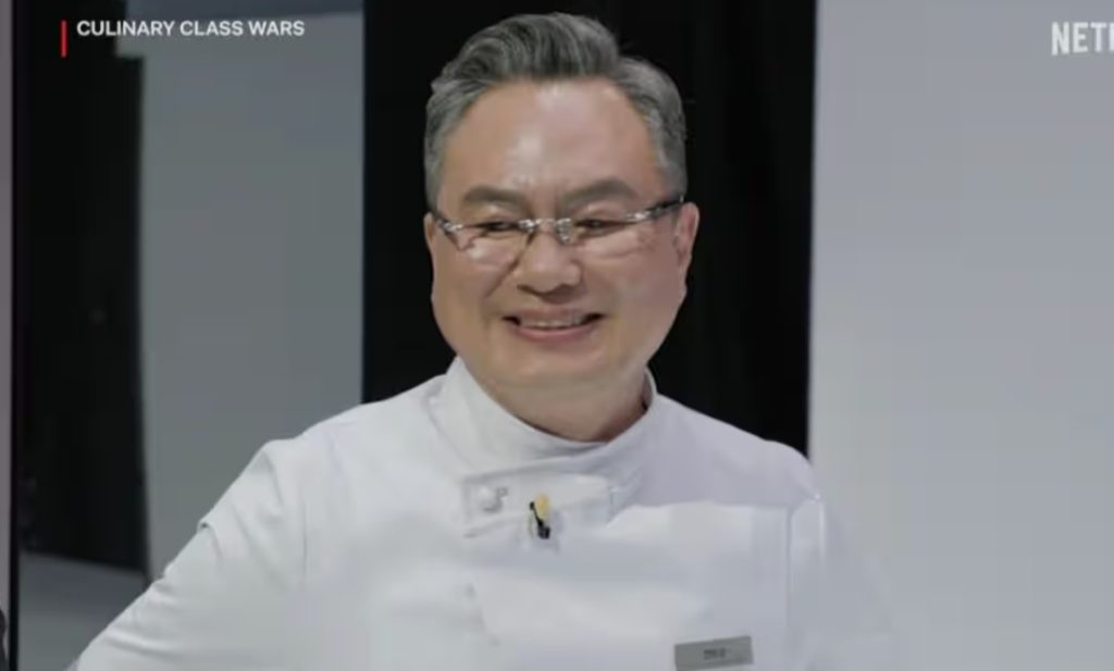Ahn Yuseong beri makanan untuk keluarga korban Jeju Air (Foto: Dok. Netflix)