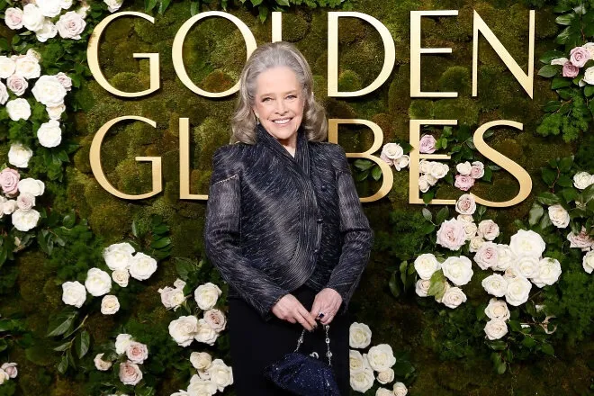 Penampilan Baru Kathy Bates, Pakai Sneaker Heels di Golden Globes 2025