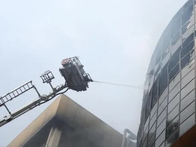 Upaya pemadaman kebakaran di Glodok Plaza. Foto : CNBC Indonesia/Tri Susilo
