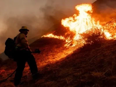Pemadam kebakaran Los Angeles kesulitan air (Foto: Etienne Laurent/AP)