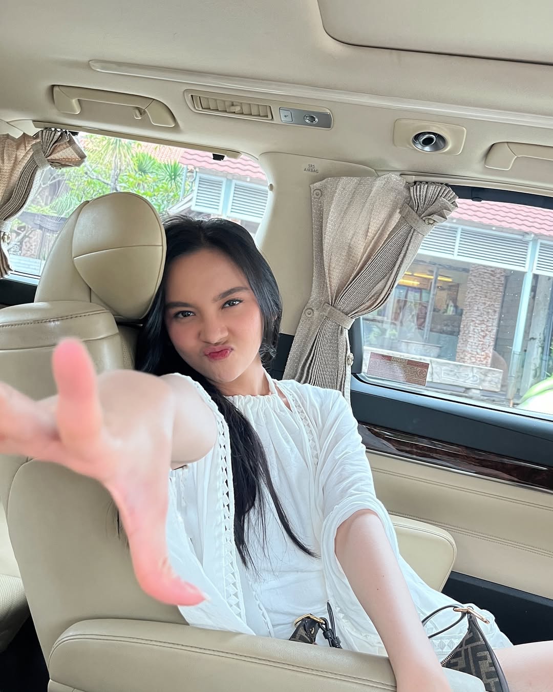 Pose lucu Lyodra (Foto: Instagram/randymartinnn)