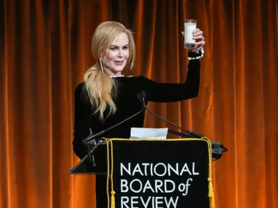 Nicole Kidman rayakan kemenangan dnegan segelas susu (Foto: Variety via Getty Images)