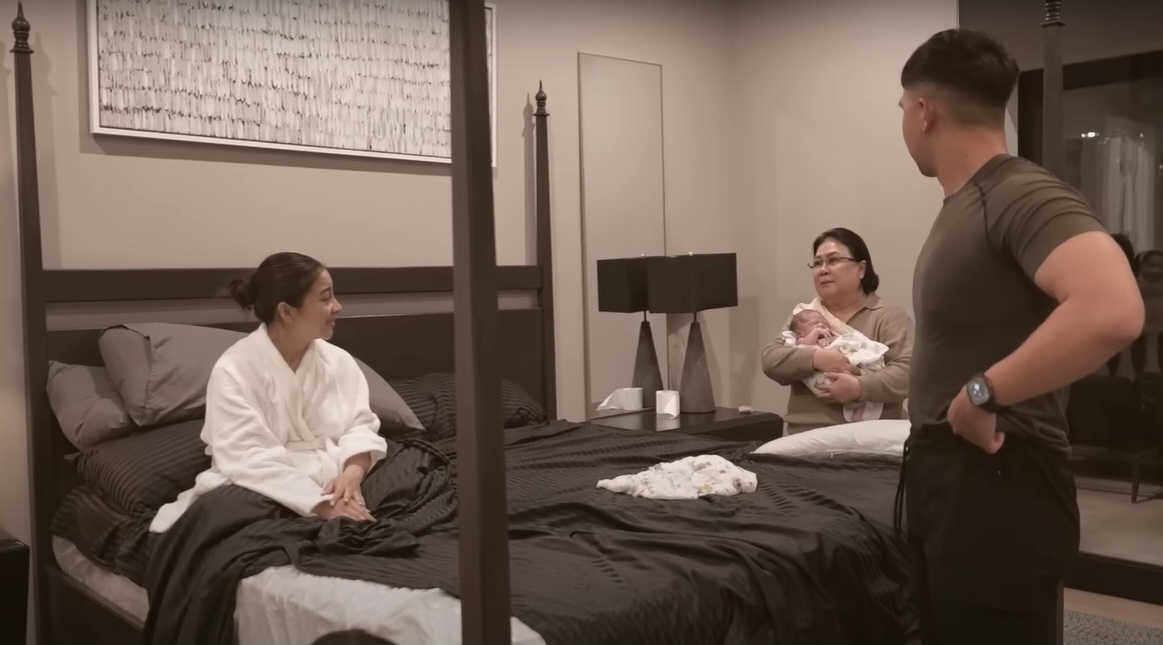 Karlina Damiri saat menggendong Nael Idrissa (Foto: Youtube/Nikita Willy)