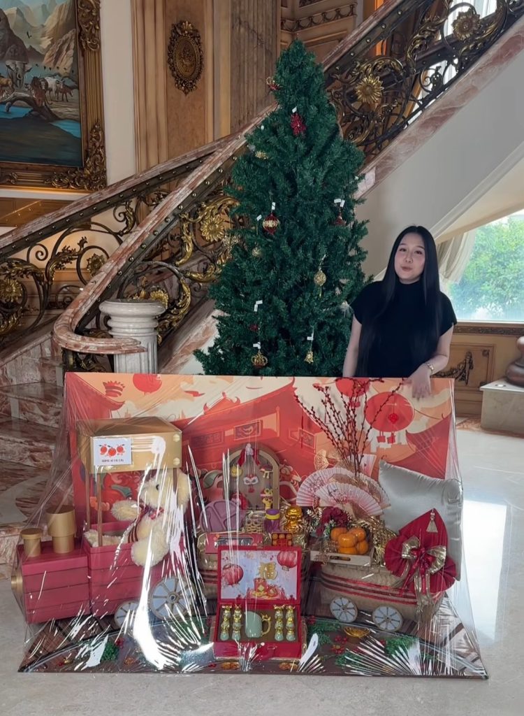 Parcel Imlek bentuk kereta milik Sisca Kohl (Foto: Instagram/siscakohl)