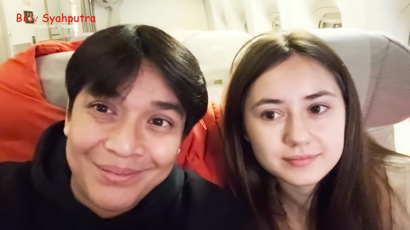 Billy dan Vika saat perjalanan meuju Belarus (Foto: Youtube/Billy Syahputra)