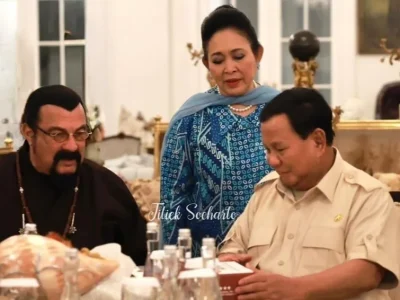 Akrab, Prabowo Subianto saat bertemu Steven Seagal (Foto: Instagram/titieksoeharto)