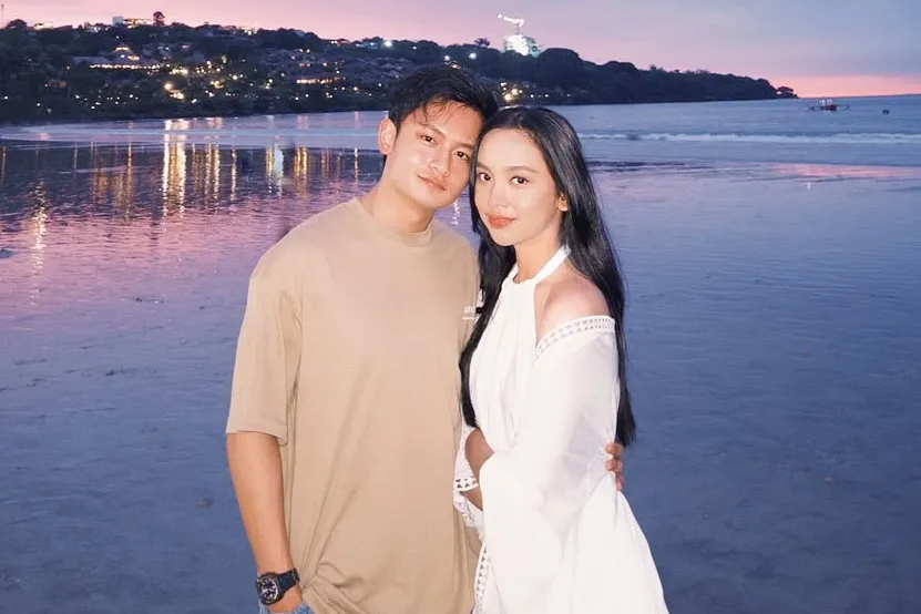 Momen Romantis Randy Martin dan Lyodra, Liburan Bareng di Pantai