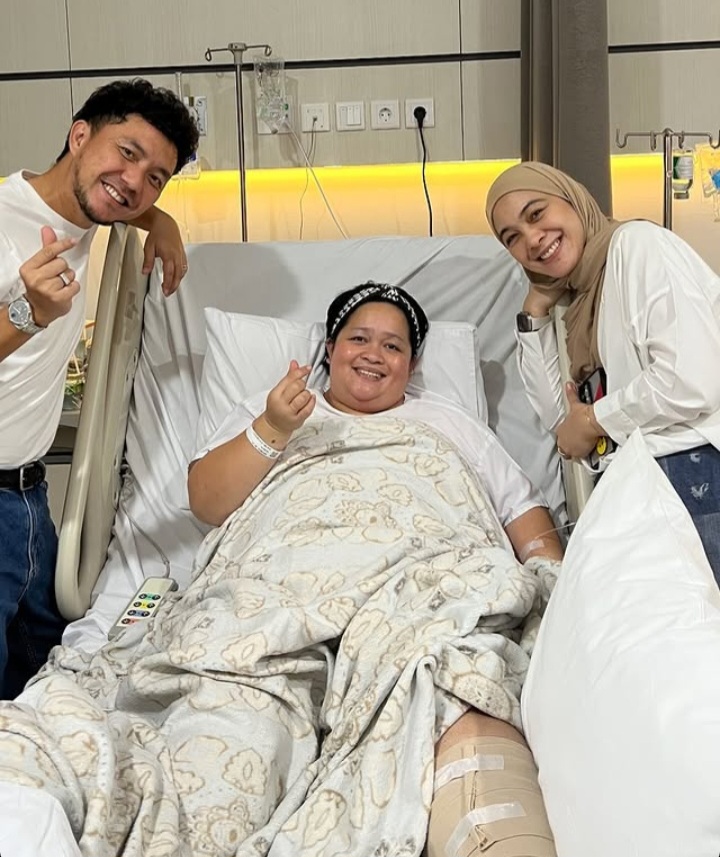 Sinyo dijenguk Ananda Omesh dan Dian Ayu Lestarri (Foto: Instagram/sinyoritaesperanza)