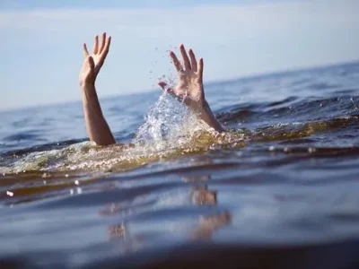 ILUSTRASI : Siswa SMPN 7 Mojokerto terseret ombak. Foto : Shutterstock