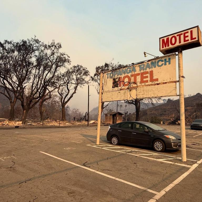 Topanga Ranch Motel hanya tersisa papan nama (Foto: Instagram/castateparks)