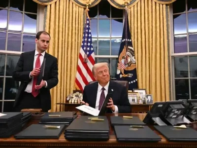 Ruang kerja Presiden AS Donald Trump yang disebut Oval Office di Gedung Putih. Foto :POOL/AFP