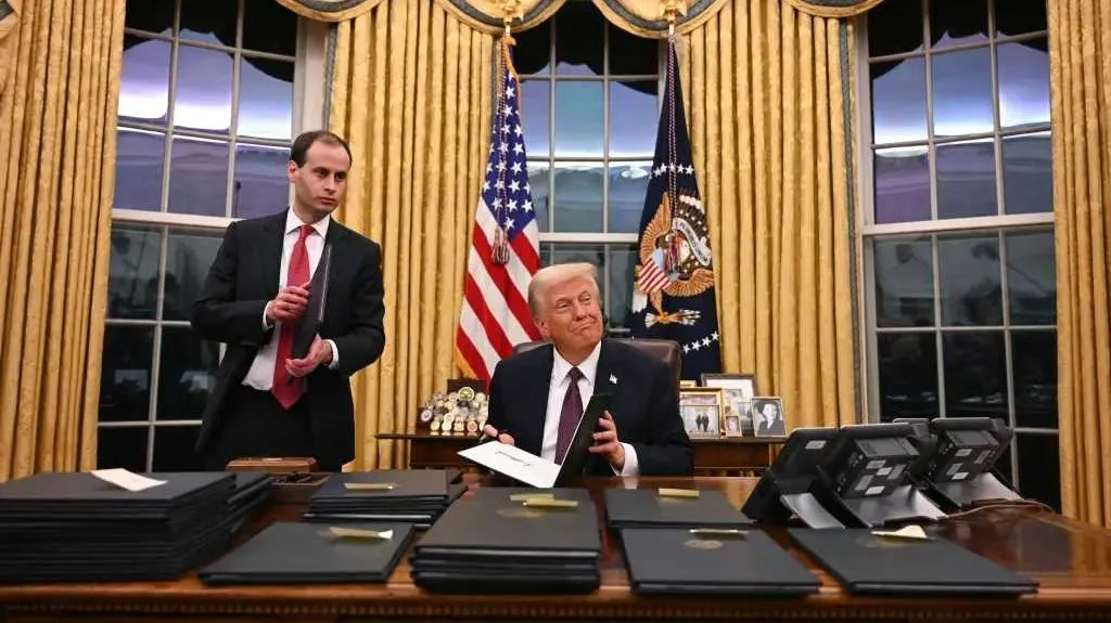 Intip Ruang Kerja Presiden AS Donald Trump, Dihiasi Foto Keluarga