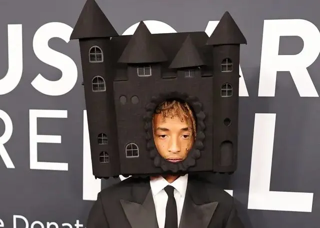 Unik, Hiasan Kepala Kastil Jaden Smith di Grammy Awards 2025