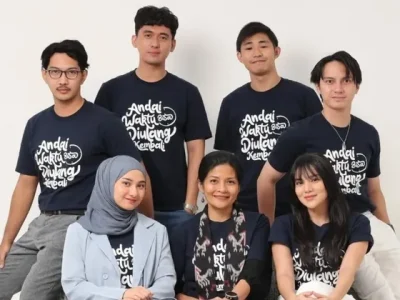 Davina Karamoy dan para pemain film ‘Andai Waktu Bisa Diulang Kembali’ (Foto: Instagram/andaiwaktubisadiulangkembali)