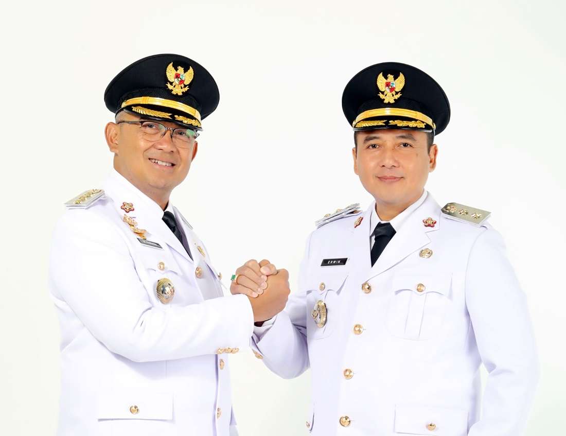 Muhammad Farhan dilantik menjadi Wali Kota Bandung didampingi wakilnya, Erwin. Foto : jabarprov