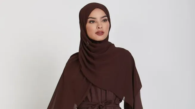 Warna Cokelat Mahogany Viral, Bakal Jadi Tren Busana Lebaran 2025?