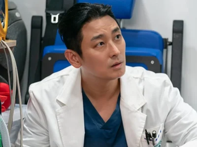 Ju Ji Hoon, pemeran dokter Baek Kang Hyuk di 'The Trauma Code: Heroes on Call'. Foto: Dok. X @NetflixKR