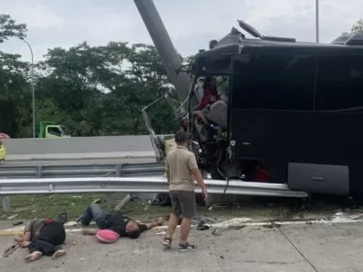 Kondisi bus yang membawa rombongan siswa SMAN 1 Porong. Foto : Istimewa
