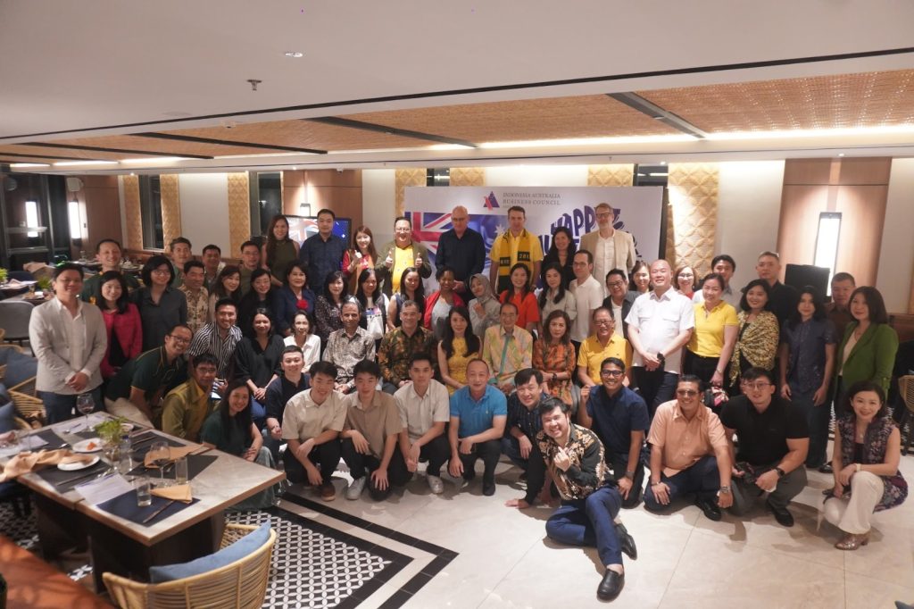 Foto bersama members, board lama dan para undangan di akhir acara. (Dok: iabc-ej/caroline)