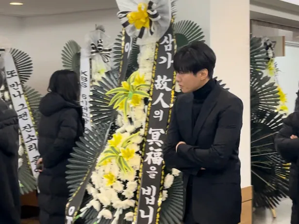 Won Bin tampil serba hitam saat mendatangi ruang duka. Foto: Dok. Jo Min Hee/Chosun Ilbo