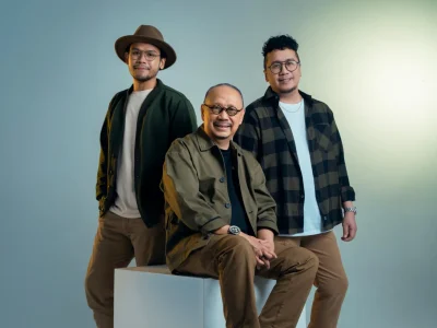 Ebiet G. Ade bersama putra-putranya, Adera dan Segara, dalam lagu 'Elegi Esok Pagi' versi baru. (Foto: Dok. Musica Studio)