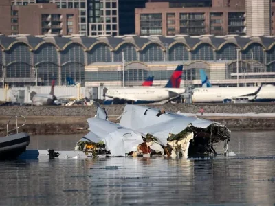 Bangkai pesawat American Airlines di Sungai Potomac. (Foto: Getty Images from People)