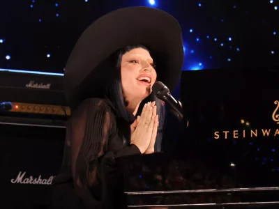 Lady Gaga nyanyikan lagu terbaru di konser amal FireAid. (Foto: Dok. Net)