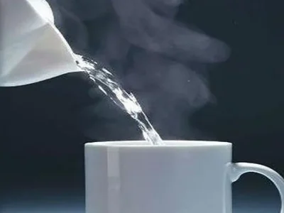 Ilustrasi minum air hangat. (Foto: Dok. Net)