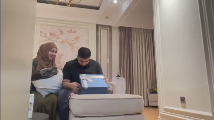 Yislam Jaidi terharu diberi kejutan. Foto : Instagram/miskashf