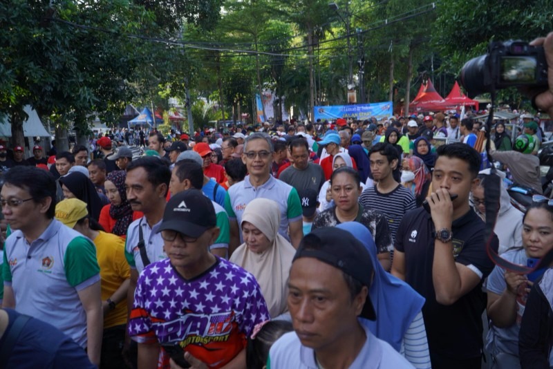 Jalan sehat bersama PWI Jatim dalam rangka Hari Pers Nasional 2025. (Foto: Dok. Kominfo Jatim)