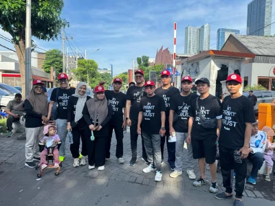 Tim Tabloid Nyata saat foto bersama usai jalan sehat dalam rangka Hari Pers Nasional. (Foto: Dok. Nyata)