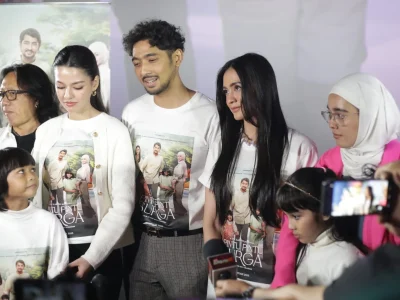 Arya Saloka (tengah) salah satu pemeran film 'Pintu Pintu Surga'. (Foto: Agnes/Nyata)