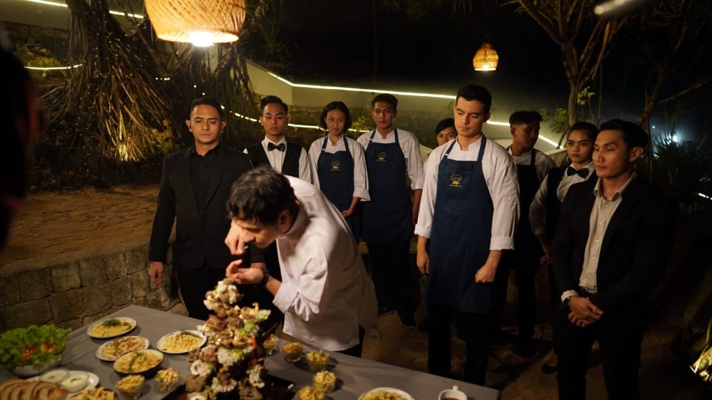 Ciccio Manassero bersama pemeran utama lain 'Rahasia Rasa' saat belajar teknik memasak dari food stylish ternama. (Foto: Agnes/Nyata)