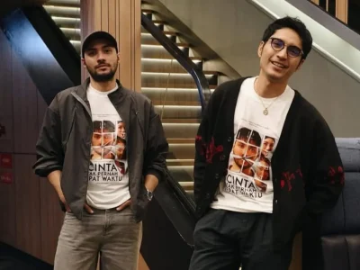 Refal Hady (kiri) membintangi film 'Cinta Tak Pernah Tepat Waktu'. (Foto: Dok. Dapur Film)
