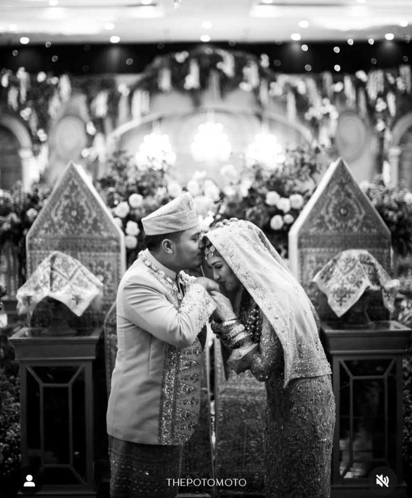 Ochi cium tangan suami (Foto: Instagram/thepotomoto)