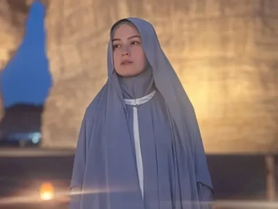 Kimberly Ryder tampil memesona mengenakan gamis saat umrah. Foto: Dok. Instagram @kimbrlyryder