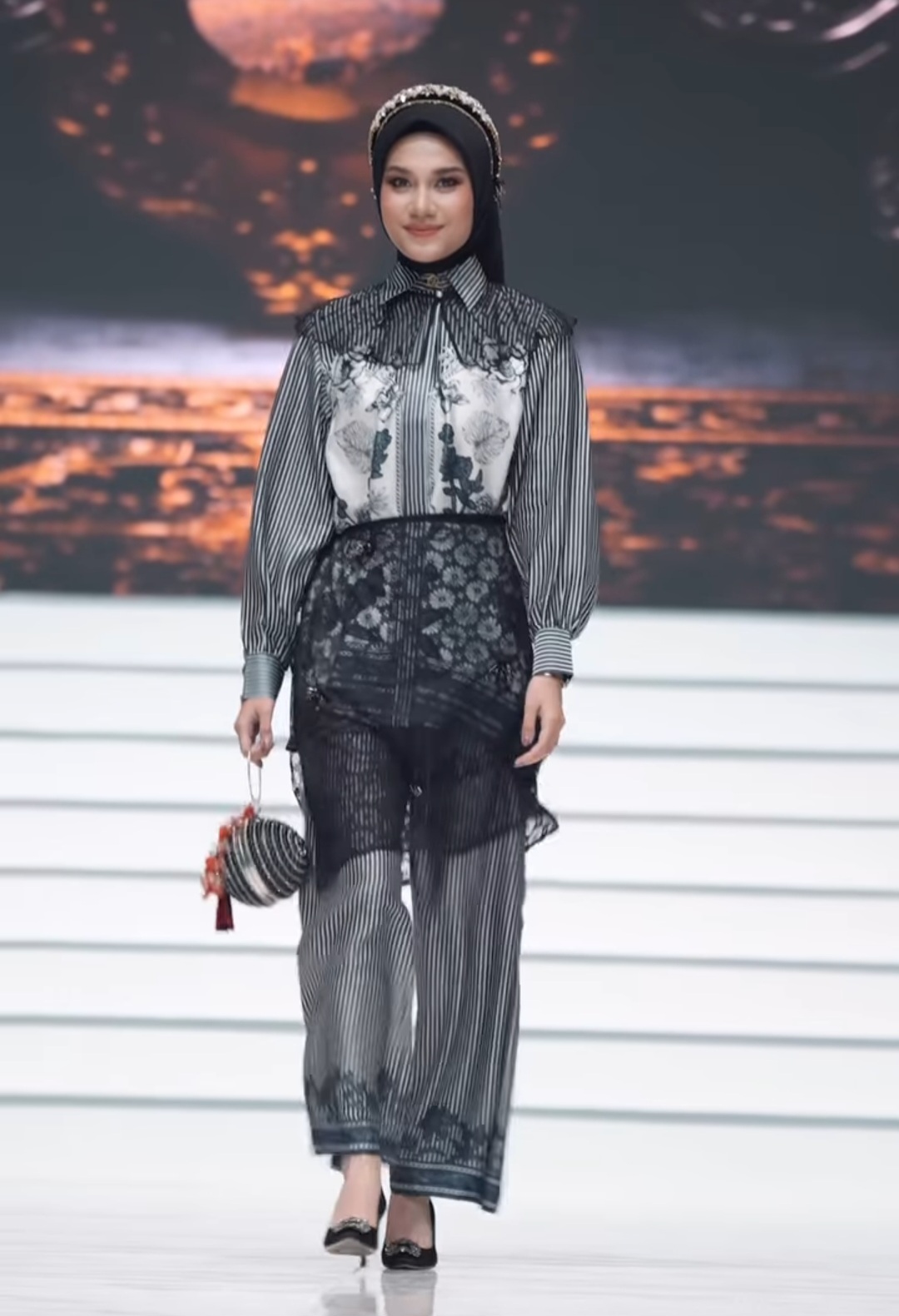Azizah Salsha tampil berhijab di peragaan busana. Foto: Dok. Instagram @azizahsalsha_